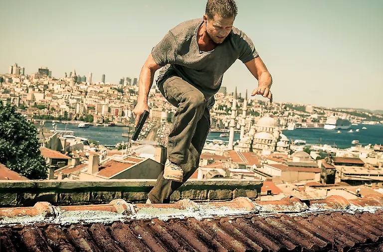 HANDOUT-Undatiert-Nick-Tschiller-Til-Schweiger-in-einer-Szene-des-Tatort-Tschiller-Off-Duty-Fuer-Til-Schweigers-Tatort-Kommissar-ist-das-Finale-in-Moskau-bereits-eine-Woche-vor-dem-Endspiel-der-Fussball-WM-in-Russland-Sein-Kino-Ausflug-fuer-die-Krimireihe-ist-am-08-07-2018-erstmals-im-TV-zu-sehen-ein-Actionspektakel-mit-Showdown-in-Russlands-Hauptstadt-zu-dpa-TV-Premiere-fuer-Schweigers-Kino-Tatort-vom-04-07-2018-Foto-Nik-Konietzy-NDR-Warner-Bros