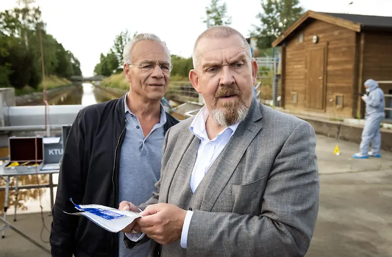 HANDOUT-Am-Randkanal-wurde-die-Tote-ins-Wasser-geworfen-Eine-Kette-die-Lara-Krohn-gehoerte-konnte-hier-sichergestellt-werden-Die-Kommissare-Max-Ballauf-Klaus-J-Behrendt-l-und-Freddy-Schenk-Dietmar-Baer-schauen-sich-weiter-um-in-einer-Szene-aus-Tatort-Spur-des-Blutes-undatiert-Die-Folge-wird-am-23-10-2022-um-20-15-Uhr-im-Ersten-ausgestrahlt