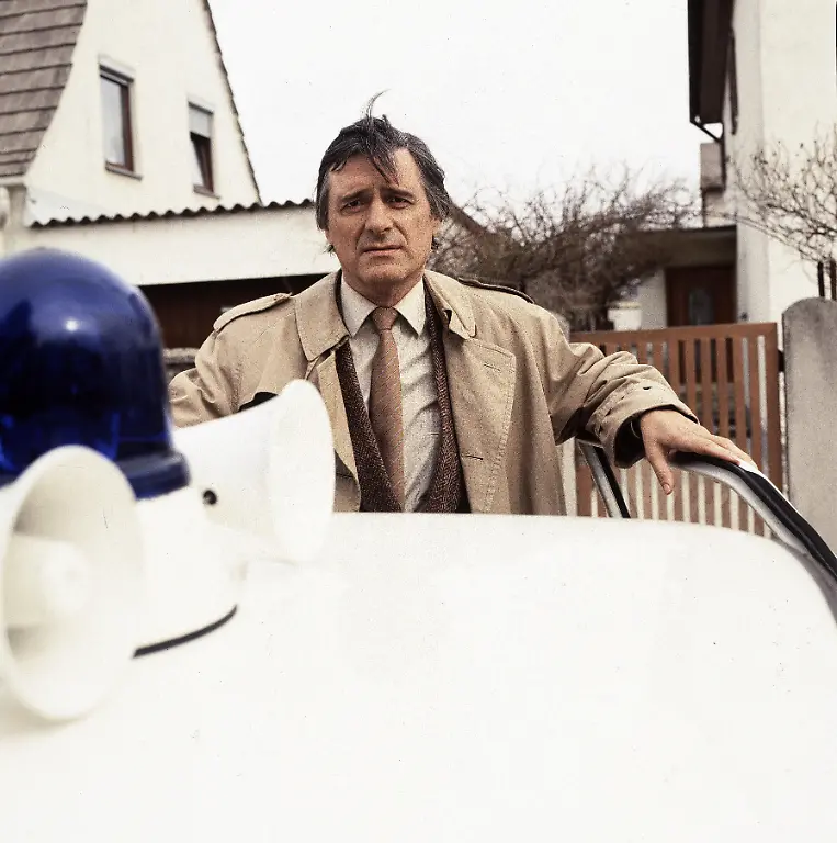 TATORT-Heisser-Schnee-BRD-1984-Wilma-Kottusch-Kommissar-Lenz-HELMUT-FISCHER-und-seine-Kollegen-ermittelt-im-Fall-eines-schwer-verletzten-Strassenmaedchens