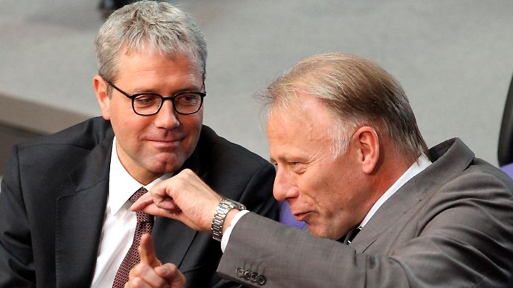 Die Nähe zu Jürgen Trittin ist natürlich nur reiner Zufall: Norbert Röttgen bei einem Plausch im Bundestag.