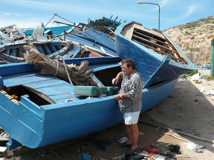 Bootskapitän Emanuele Billardello auf dem Schiffsfriedhof in Lampedusa. Er verdiente früher sein Geld mit Bootstouren und Apartment-Vermietungen an Touristen. Doch viele Touristen bleiben weg.
