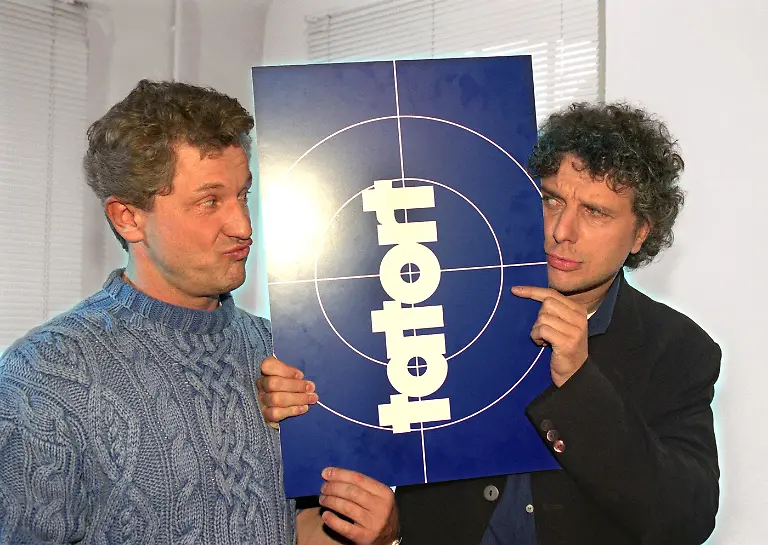 Die-Schauspieler-Miroslav-Nemec-l-und-Udo-Wachtveitl-als-Kommissar-Batic-und-Kommissar-Leitmayr-ein-Team-in-der-ARD-Krimireihe-Tatort-aufgenommen-am-16-9-1998-in-Hamburg