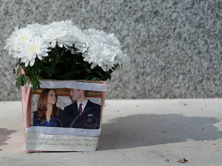 Vor einer Statue der 2002 gestorbenen Queen Mom stehen ein paar Blümchen für Kate und William.