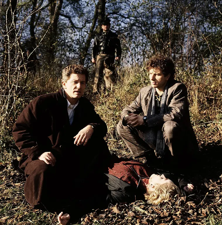 TATORT-Animals-Angelika-Bechtle-ANGELIKA-BARTSCH-die-noch-kurze-Zeit-vorher-im-Kommisariat-war-wird-tot-aufgefunden-ein-Hund-hat-ihr-die-Kehle-durchgebissen-Nun-muessen-Batic-MIROSLAV-NEMEC-und-Leitmayr-UDO-WACHTVEITL-ermitteln