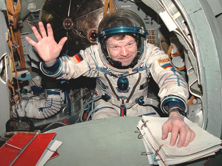 Eintopf ist auch im All eine prima Sache, sagt der deutsche Astronaut Reinhold Ewald. (Foto vom 20.1.1997 während des Trainings für das russische Sojus-TM-25-Weltraumprojekt in Russlands Raumfahrtzentrum Swjosdny Gorodok, deutsch: Sternenstädchen)