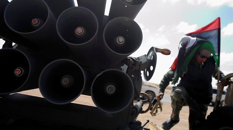 Ein Aufständischer an der Straße zwischen Brega und Aschdabija bereitet einen Raketenwerfer vor.
