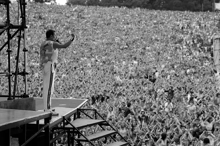 12-S-158-159-Freddie-in-concert-Slane-Castle-Dublin-1986-copyright-Richard-Young