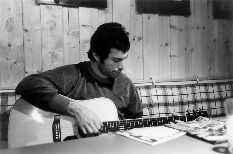 07-S-108-Freddie-Mercury-at-Musicland-Studios-Munich-1980-copyright-Peter-Hince-www-peterhince-com