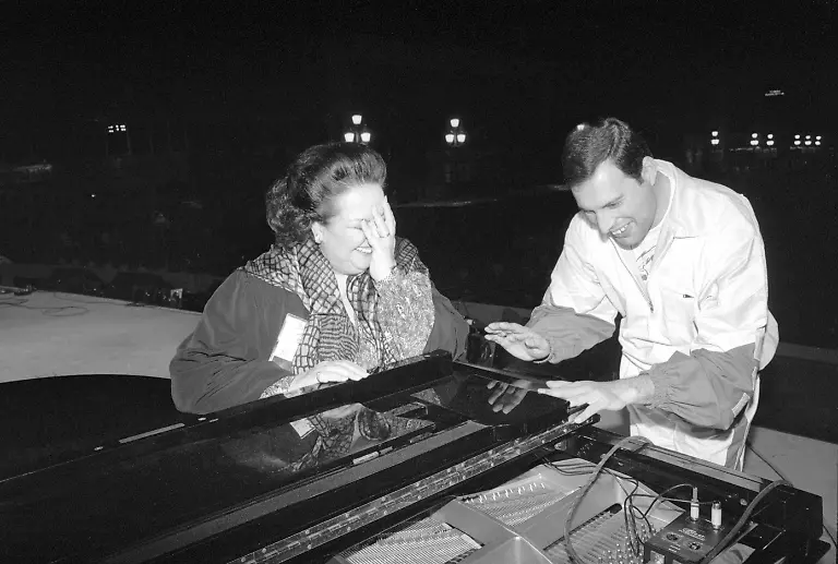 15-S-171-Montserrat-Caballe-and-Freddie-Mercury-Barcelona-1987-copyright-Richard-Young