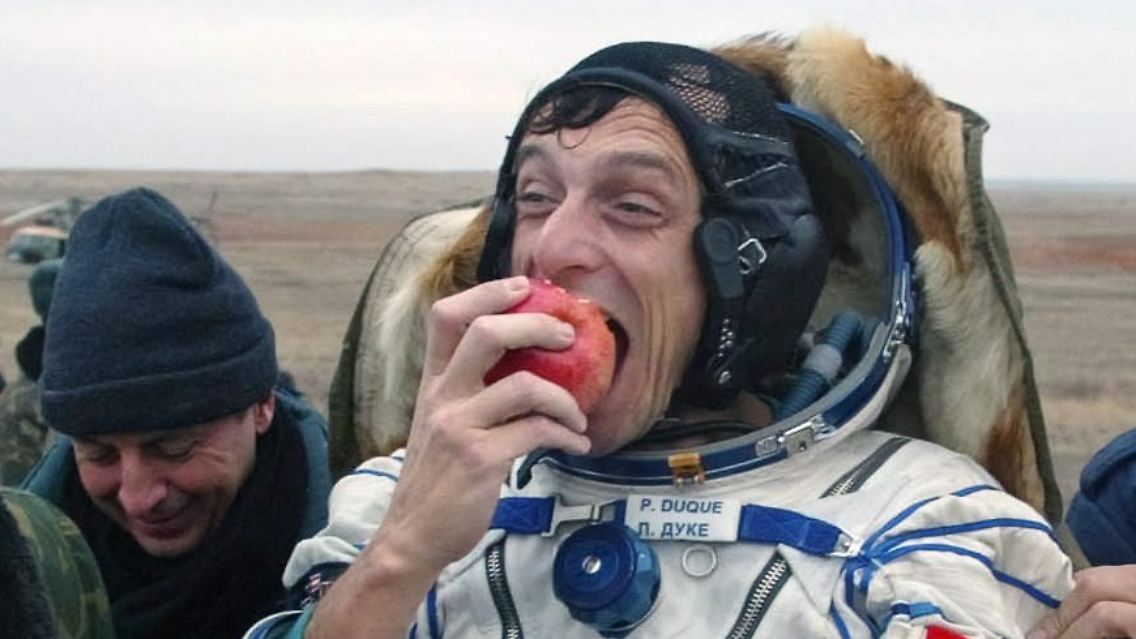 Endlich was Frisches: Der spanische ESA-Astronaut Pedro Duque isst nach der Landung mit einem Sojus-Raumschiff in der Steppe Kasachstans einen Apfel.