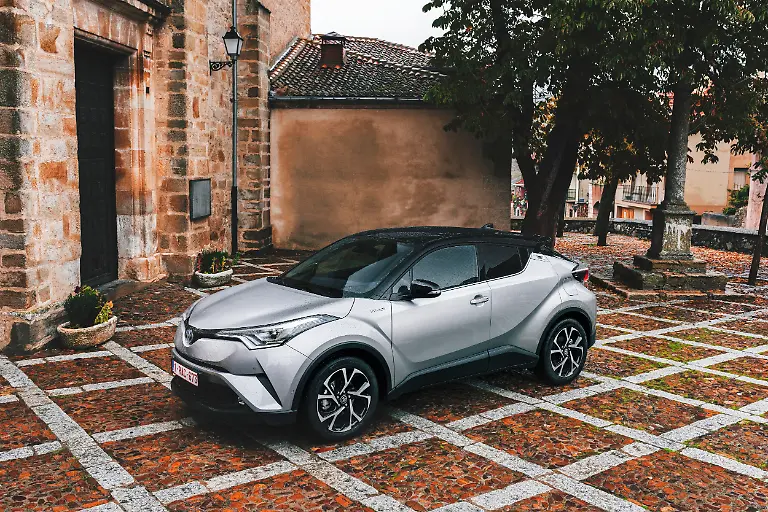 2016-Toyota-CHR-Hybrid-Static-2