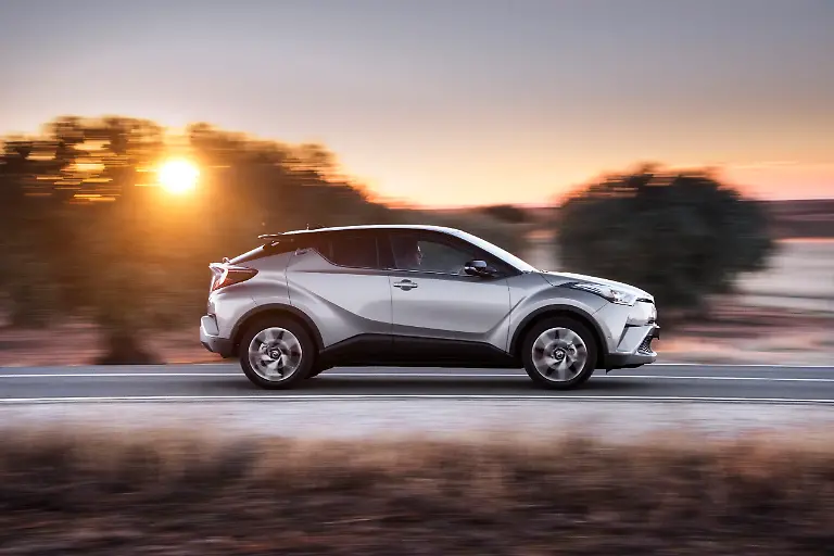 2016-Toyota-CHR-12T-03