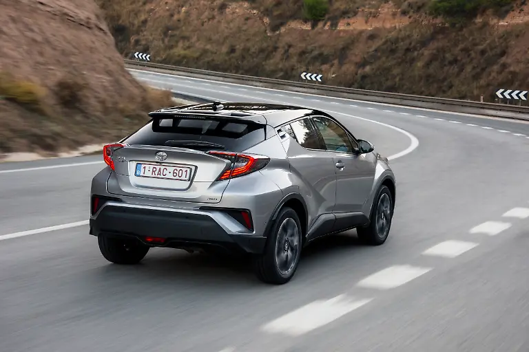 2016-Toyota-CHR-12T-02