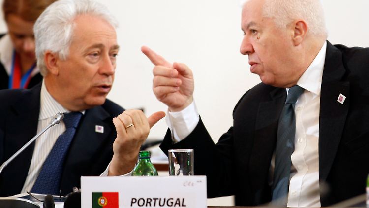 Als Bittsteller in Gödöllö: Portugals Notenbank-Chef Carlos Costa (links) diskutiert beim Ecofin-Treffen in Ungarn mit Finanzminister Fernando Teixeira dos Santos.