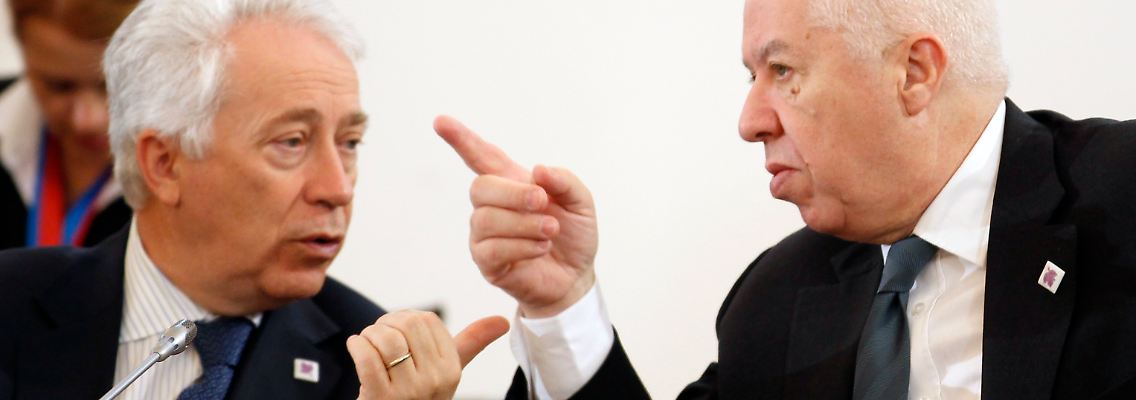 Als Bittsteller in Gödöllö: Portugals Notenbank-Chef Carlos Costa (links) diskutiert beim Ecofin-Treffen in Ungarn mit Finanzminister Fernando Teixeira dos Santos.