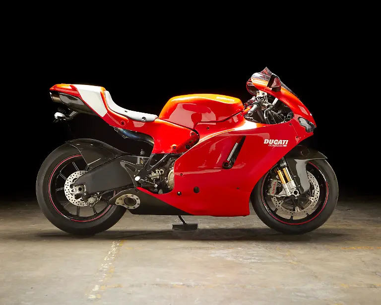 Los-144-Ducati-Desmosedici-RR-2008