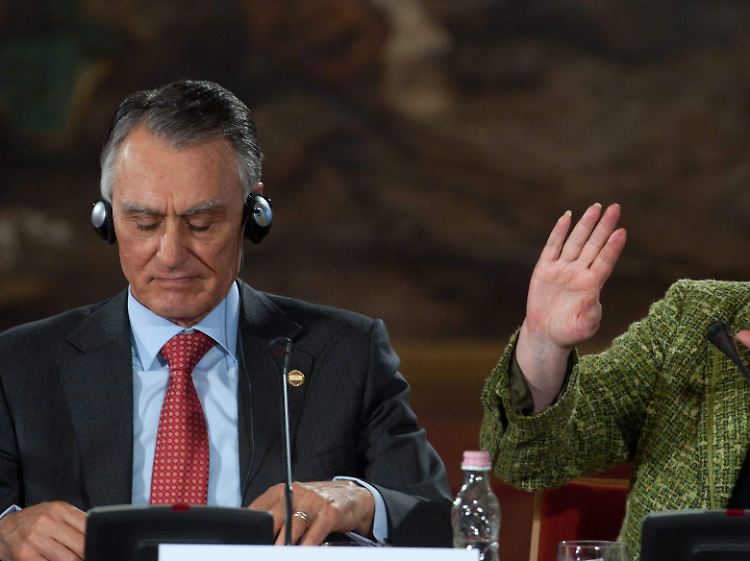 Arraiolos-Treffen in Budapest: Präsident Anibal Cavaco Silva versucht sich zu konzentrieren, während Tarja Halonen, die Präsidentin Finnlands, gestikuliert.