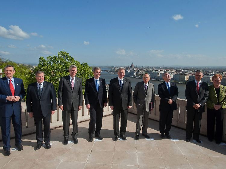 Frühlingsfrische in Budapest: Die Staatschefs aus neun europäischen Ländern genießen ein repräsentatives Päusschen in der Sonne. Bundespräsident Christian Wulff vertritt Deutschland als Vierter von links.