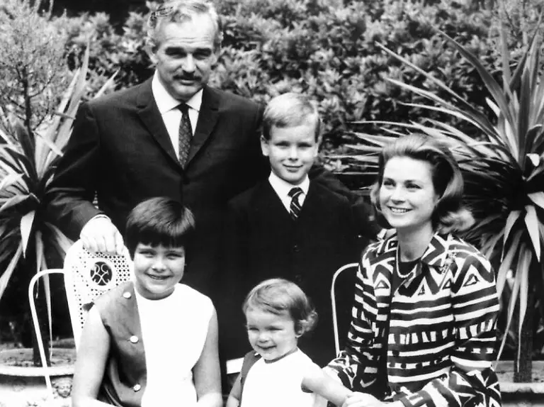 Monaco-verdankt-der-frueheren-First-Lady-Grace-Kelly-viel-von-seinem-bis-heute-waehrenden-Glanz-Nach-der-Trauung-fahren-Fuerst-Rainier-III-und-Fuerstin-Gracia-Patricia-am-19-April-1956in-im-offenen-Wagen-durch-Monaco-Familienfoto-Fuerstin-Gracia-Patricia-Fuerst-Rainier-III-Prinz-Albert-und-die-Prinzessinnen-Caroline-l-und-Stephanie-1967-im-Garten-des-Palastes-in-Monaco