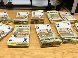 Bayern: Zoll findet 100.000 Euro mit Kokainspuren in Reisebus