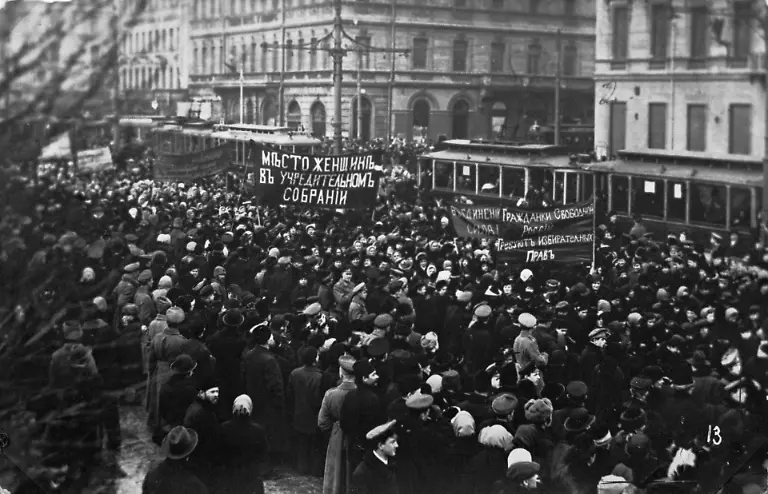 1920px-Митинг-на-Невском-проспекте-1917