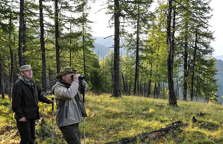 Denn-in-Begleitung-vom-Chef-des-russischen-Sicherheitsdiensts-Alexander-Bortnikov-scheint-Putin-auch-im-Urlaub-stetig-nach-etwas-zu-suchen-Seh-ich-da-einen-Kreml-Kritiker-Oder-doch-nur-ein-Reh