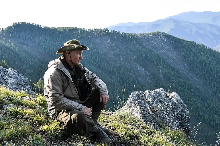 und-mal-vertraeumt-und-besonnen-beim-Entspannen-auf-dem-Berggipfel