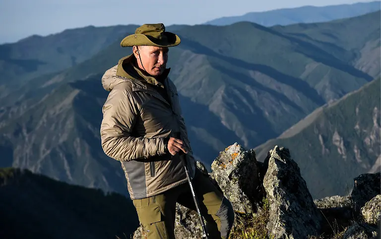 und-gibt-sich-dabei-mal-als-sportlicher-Kerl-beim-Wandern