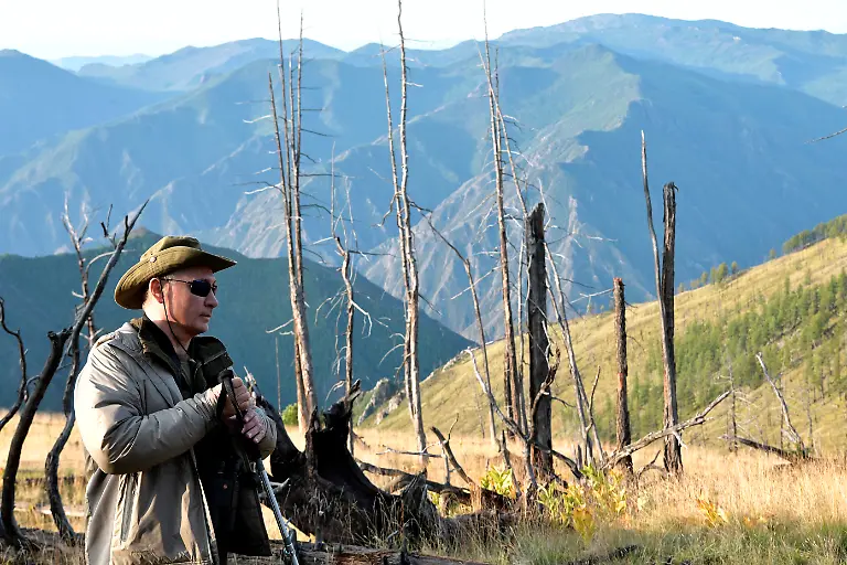 solch-bluehende-Landschaft-kann-ja-auch-durchaus-ueberwaeltigend-sein-Auch-Putin-scheint-vor-Lebensfreude-foermlich-aufzubluehen