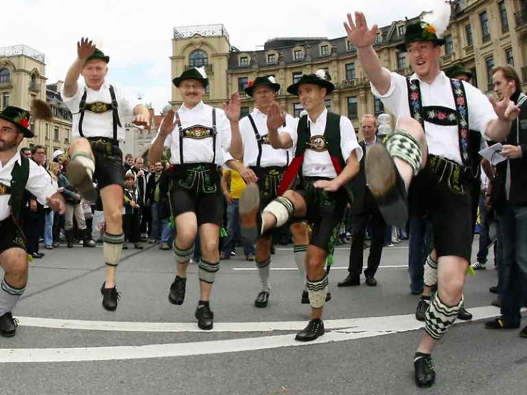 Mitglieder-des-schwulen-Trachtenvereins-Schwuhplattler-tanzen-beim-Christopher-Street-Day-in-Muenchen-2006