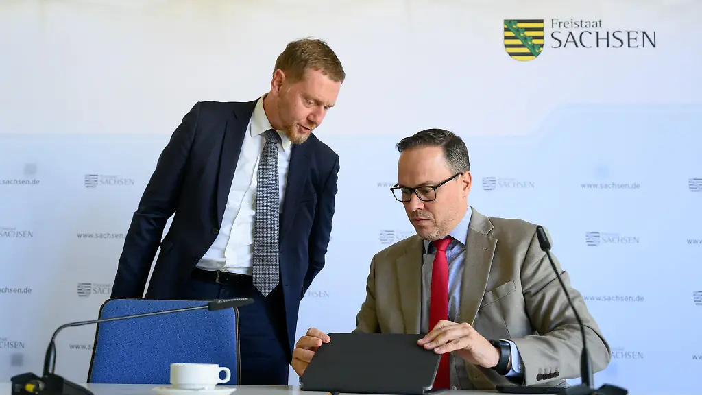Ministerpraesident-Michael-Kretschmer-CDU-l-und-Wirtschaftsminister-Dirk-Panter-SPD-Von-den-4-8-Milliarden-Euro-die-Sachsen-aus-dem-Sondervermoegen-des-Bundes-erhaelt-gehen-zwei-Drittel-an-die-Staedte-Gemeinden-und-Landkreise