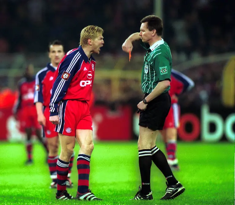 Im-kartenreichsten-Spiel-der-Klassiker-Geschichte-verwiess-Hartmut-Strampe-am-7-April-2001-Stefan-Effenberg-des-Feldes-Der-erklaert-sich-damit-natuerlich-einverstanden-und-zeigt-sich-schuldbewusst
