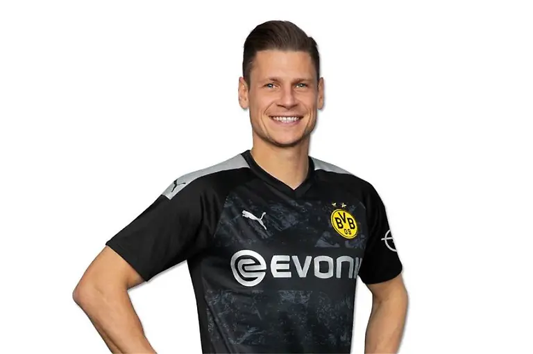 lukasz-piszczek-praesentiert-das-neue-bvb-auswaertstrikot-1853387