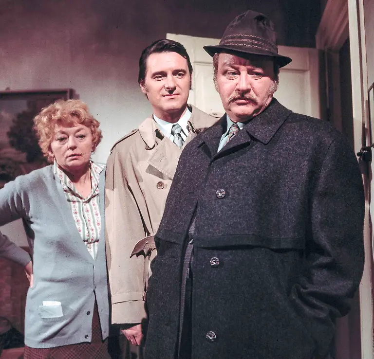 Tatort-Weissblaue-Turnschuhe-Fernsehreihe-Fernsehkrimi-Krimi-Reihe-BRD-1973-Regie-Wolf-Dietrich-Szene-mit-Franziska-Stoemmer-Helmut-Fischer-und-Gustl-Bayrhammer-rmr17