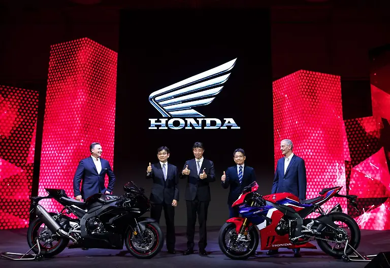 honda-cbr1000rr-r-fireblade-range-eicma-stage-0144
