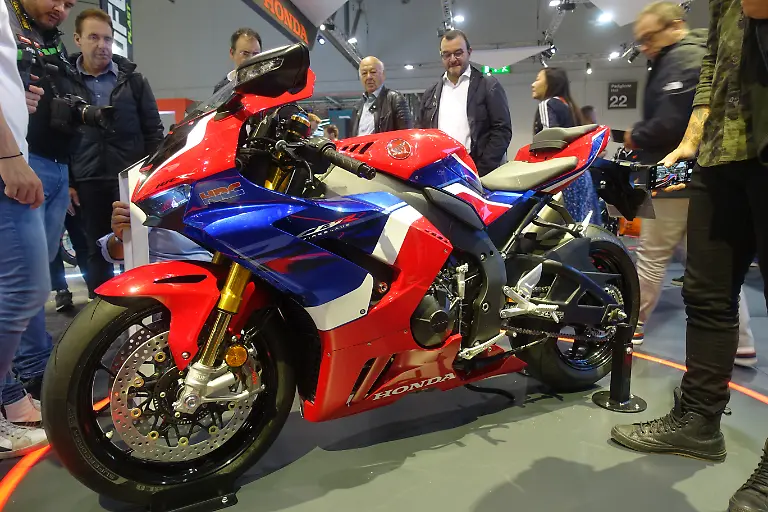 Honda-CBR1000RR-R-Fireblade-SP-1
