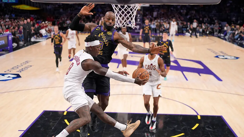 31-03-2026-USA-Los-Angeles-Basketball-Maenner-NBA-Los-Angeles-Lakers-Cleveland-Cavaliers-Hauptrunde-Hauptrunde-Partien-154-Spieltag-Cleveland-Cavaliers-Guard-Dennis-Schroeder-l-gibt-den-Ball-ab-waehrend-Los-Angeles-Lakers-Forward-LeBron-James-verteidigt-Foto-Mark-J