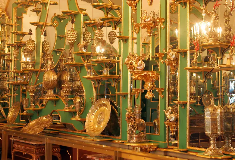 Die-meisten-Kunstwerke-sind-nicht-in-Vitrinen-verschlossen-sondern-stehen-frei-auf-Konsolen-und-Tischen