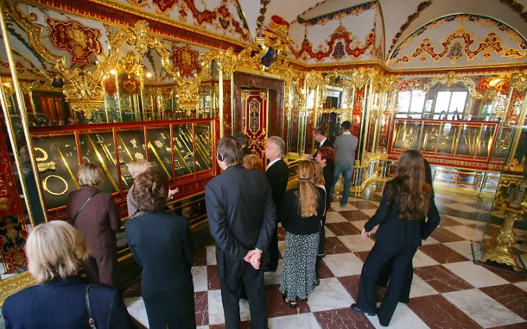 Das-Historische-Gruene-Gewoelbe-in-Dresden-gilt-als-einmalige-Schatzkammer-Europas