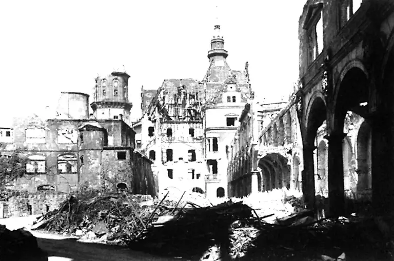 Im-Zweiten-Weltkrieg-wurden-Teile-Residenzschlosses-zusammen-mit-de-Gruenen-Gewoelbe-zerstoert