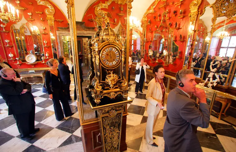 In-acht-Kabinetten-sind-etwa-3000-Kunstwerke-aus-Gold-Silber-Edelsteinen-Elfenbein-und-Bernstein-vor-reich-verzierten-Schauwaenden-und-Prunktischen-zu-sehen-So-gibt-es-unter-anderem-ein-Bernsteinkabinett-ein-Elfenbeinzimmer-ein-Weisssilberzimmer-hier-im-Bild-und-das-Silbervergoldete-Zimmer