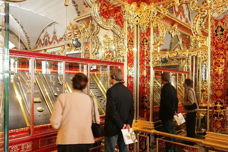 Nur-im-Juwelenzimmer-dem-Highlight-der-Schatzkammer-liegen-die-Schmuckstuecke-unter-Glas