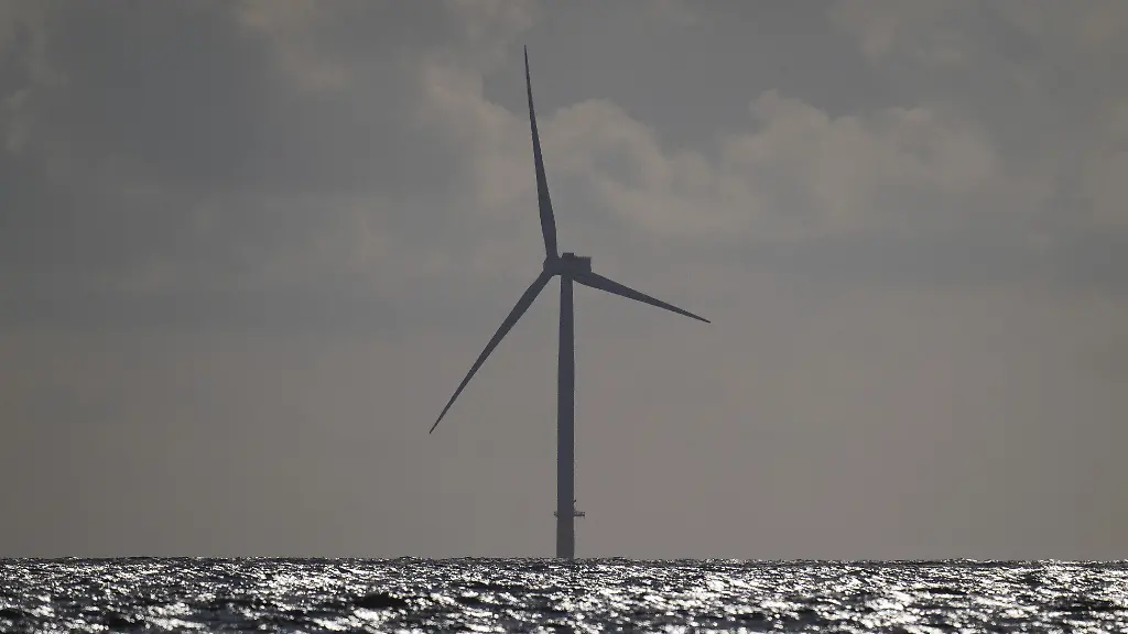 Windkraftanlage-Offshore-Windpark-Søndervig-Strand-Nordsee-Daenemark-Europa