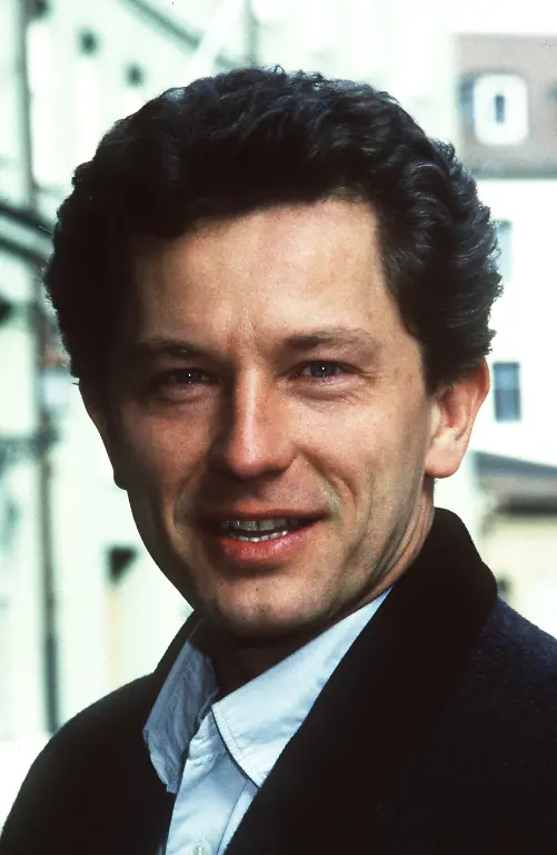 Miroslav-Nemec-03-90-ue-hoch-Portrait-laechelnd-Locken-Mann-Fernsehen-Schauspiel-dunkelhaarig
