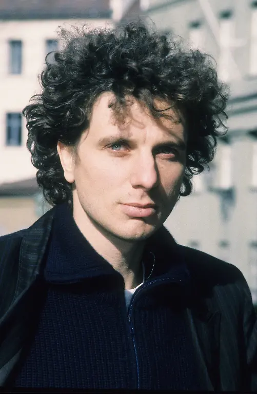 Udo-Wachtveitl-03-90-ue-hoch-Portrait-neutral-Locken-Mann-Fernsehen-Schauspiel-dunkelhaarig