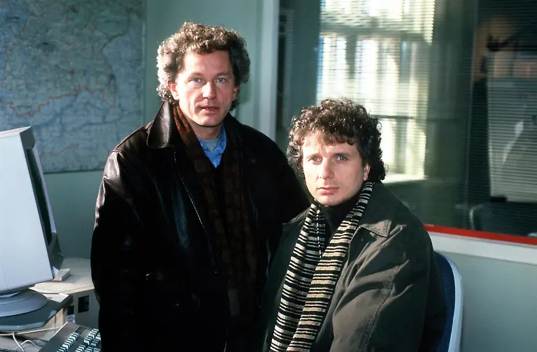 TATORT-Schattenwelt-Sarah-eine-Stadtstreicherin-wird-ermordet-aufgefunden-Kurz-darauf-wird-auf-die-Lebensgefaehrtin-von-Borg-ein-Anschlag-durch-Obdachlose-veruebt-Alle-Spuren-fuehren-Leitmayr-UDO-WACHTVEITL-und-Batic-MIROSLAV-NEMEC-zum-Penner-Bombadi-Ueberschrift-TATORT-D-1996-Deutschland