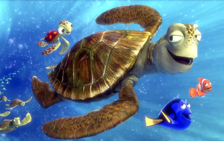 Die-Fische-Marlin-r-und-Dorie-schwimmen-in-dem-neuen-Kinofilm-Findet-Nemo-neben-der-Wasserschildkroete-Crush-und-deren-Gefolge-Szenenfoto-Dorie-und-Marlin-muessen-in-der-Weite-des-pazifischen-Ozeans-dessen-Sohn-Nemo-wiederfinden-der-von-Tauchern-aus-dem-australischen-Great-Barrier-Riff-verschleppt-wurde-Das-Ansinnen-entpuppt-sich-als-die-sprichwoertliche-Suche-nach-der-Nadel-im-Heuhaufen-bei-der-die-beiden-Freunde-zahlreiche-Abenteuer-mit-Haifischen-Walen-Anglerfischen-Quallen-und-Schildkroeten-erleben-Derweil-befindet-sich-Nemo-in-Sydney-in-einem-Aquarium-wo-er-eifrig-Plaene-fuer-seine-Flucht-schmiedet-Starttermin-des-Streifens-aus-den-Pixar-Studios-der-in-den-USA-zum-erfolgreichsten-Zeichentrickfilm-aller-Zeiten-avancierte-20-11-2003