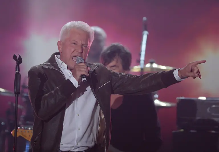 Schauspieler-Miroslav-Nemec-singt-am-29-06-2016-in-Offenburg-Baden-Wuerttemberg-in-der-ZDF-Show-Unsere-groessten-Hits-Anlass-ist-das-40-jaehriges-Bestehen-der-Musik-Charts-in-Deutschland