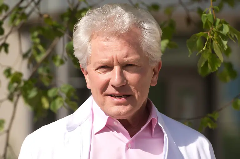 Der-Schauspieler-Miroslav-Nemec-posiert-am-14-05-2014-im-Buergerhospital-in-Stuttgart-Baden-Wuerttemberg-in-seiner-Rolle-als-Prof-Dr-Magnus-Eisner-Das-Buergerhospital-dient-als-Drehort-fuer-die-12-teilige-ZDF-Krankenhaus-Serie-Dr-Klein-welche-im-Herbst-2014-ausgestrahlt-werden-soll