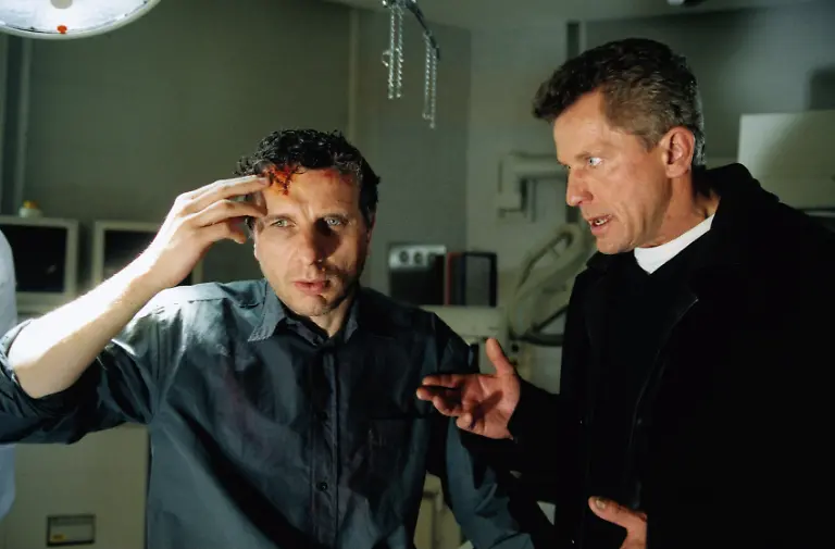 Tatort-Im-freien-Fall-TV-Reihe-BRD-2001-Regie-Jobst-Oetzmann-Udo-Wachtveitl-Miroslav-Nemec-Krimi-Kommissare-Ermittler-Mann-am-Kopf-verletzt-Kratzer-Wunde-genaeht